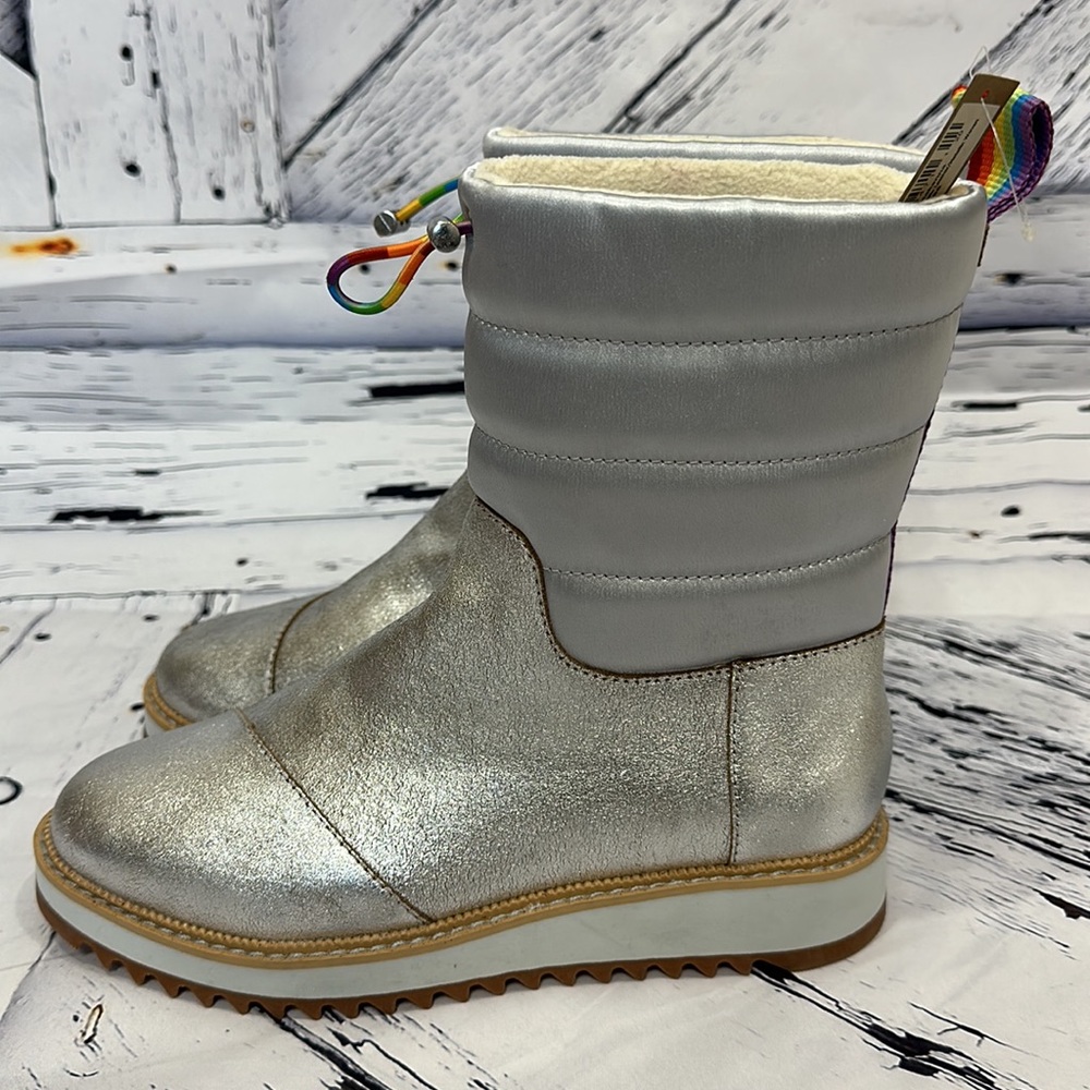NWT TOMS WOMEN SILVER MAKENNA LEATHER QUILTED RAINBOW FLEECE WINTER SNOW BOOTS 6